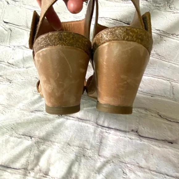 Taos Carousel Tan Wedges - Picture 5 of 16